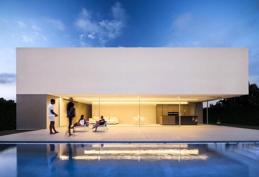 高压 LED 灯带 vs 低压 LED 灯带：安全性、安装成本对比分析